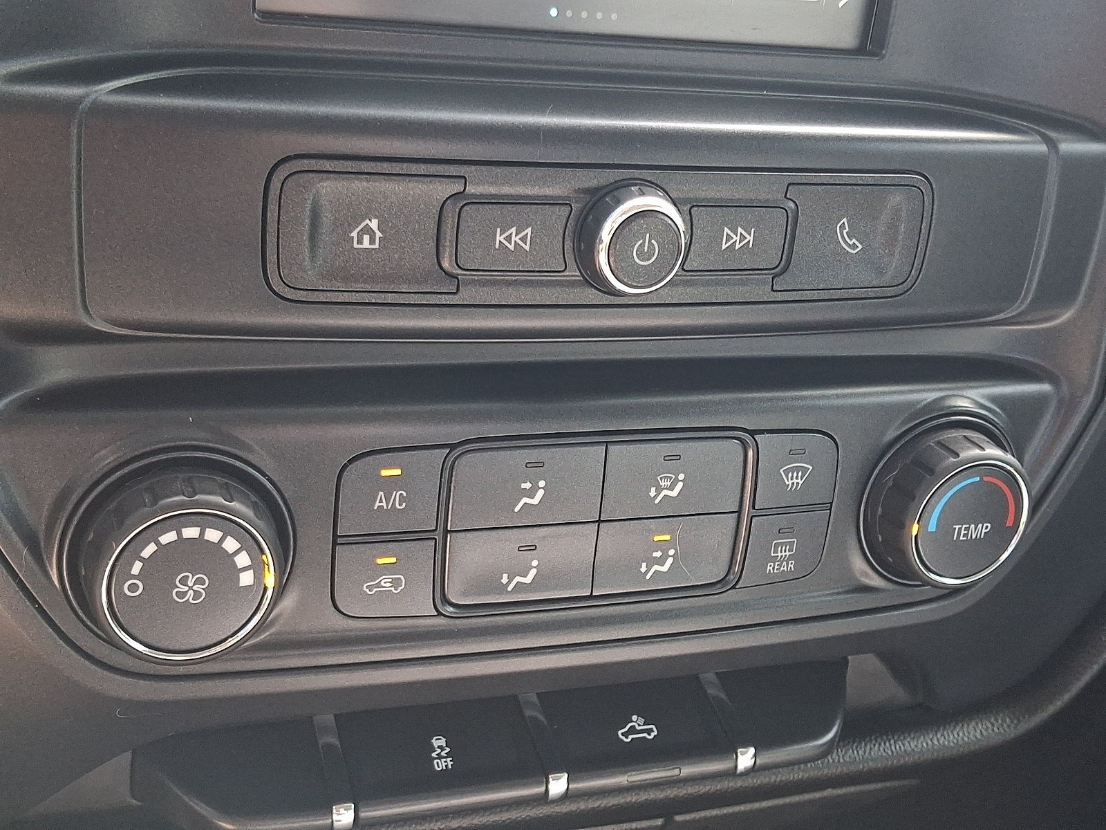 Used 2018 Chevrolet Silverado 1500 Custom w/ Custom Value Package AWD/4WD image 15