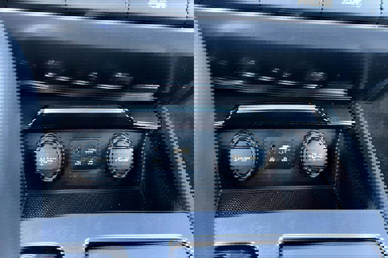 Used 2015 Hyundai Genesis 3.8 w/ Option Group 03 image 24