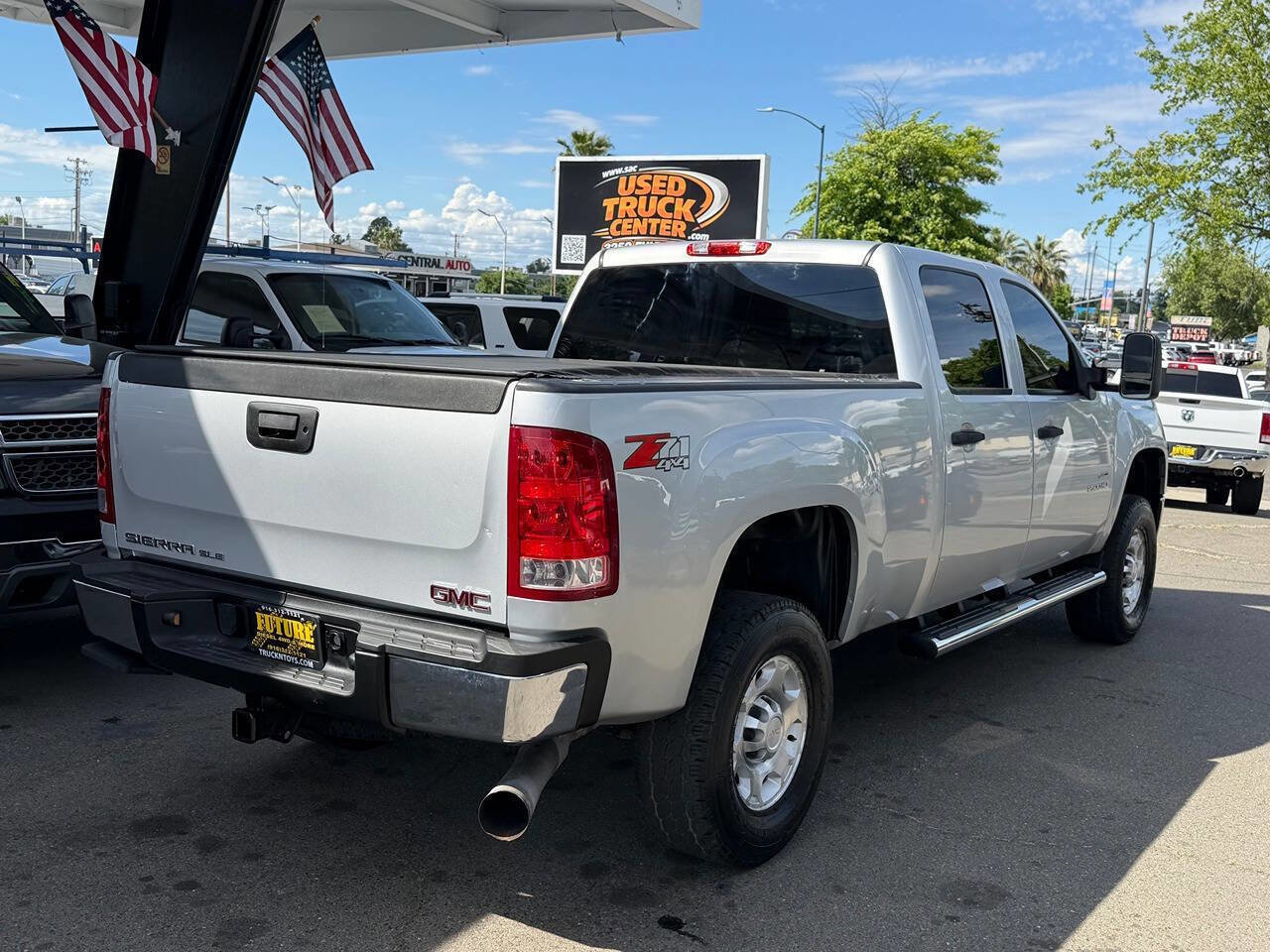 Used 2010 GMC Sierra 2500 SLE w/ Suspension Package, Off-Road image 7