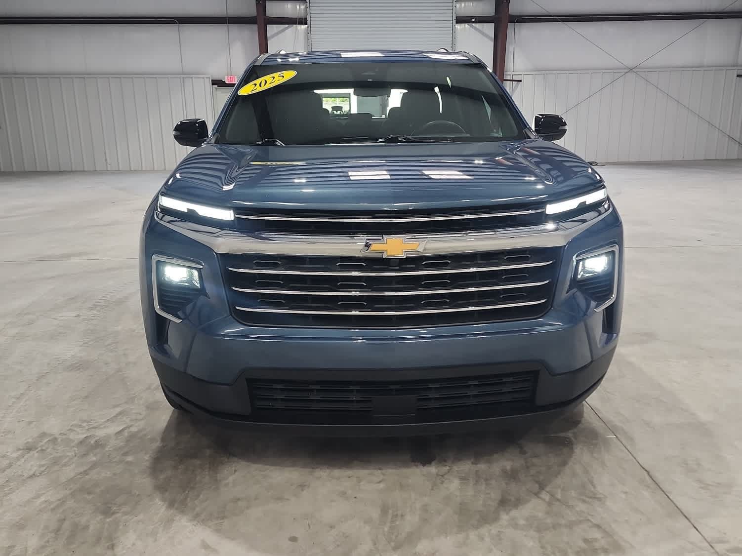 Used 2025 Chevrolet Traverse LT FWD image 8