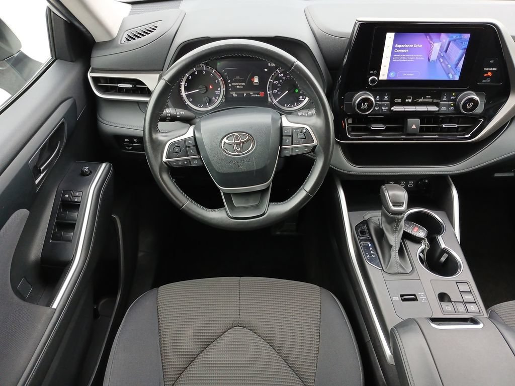 Used 2024 Toyota Highlander LE FWD image 12