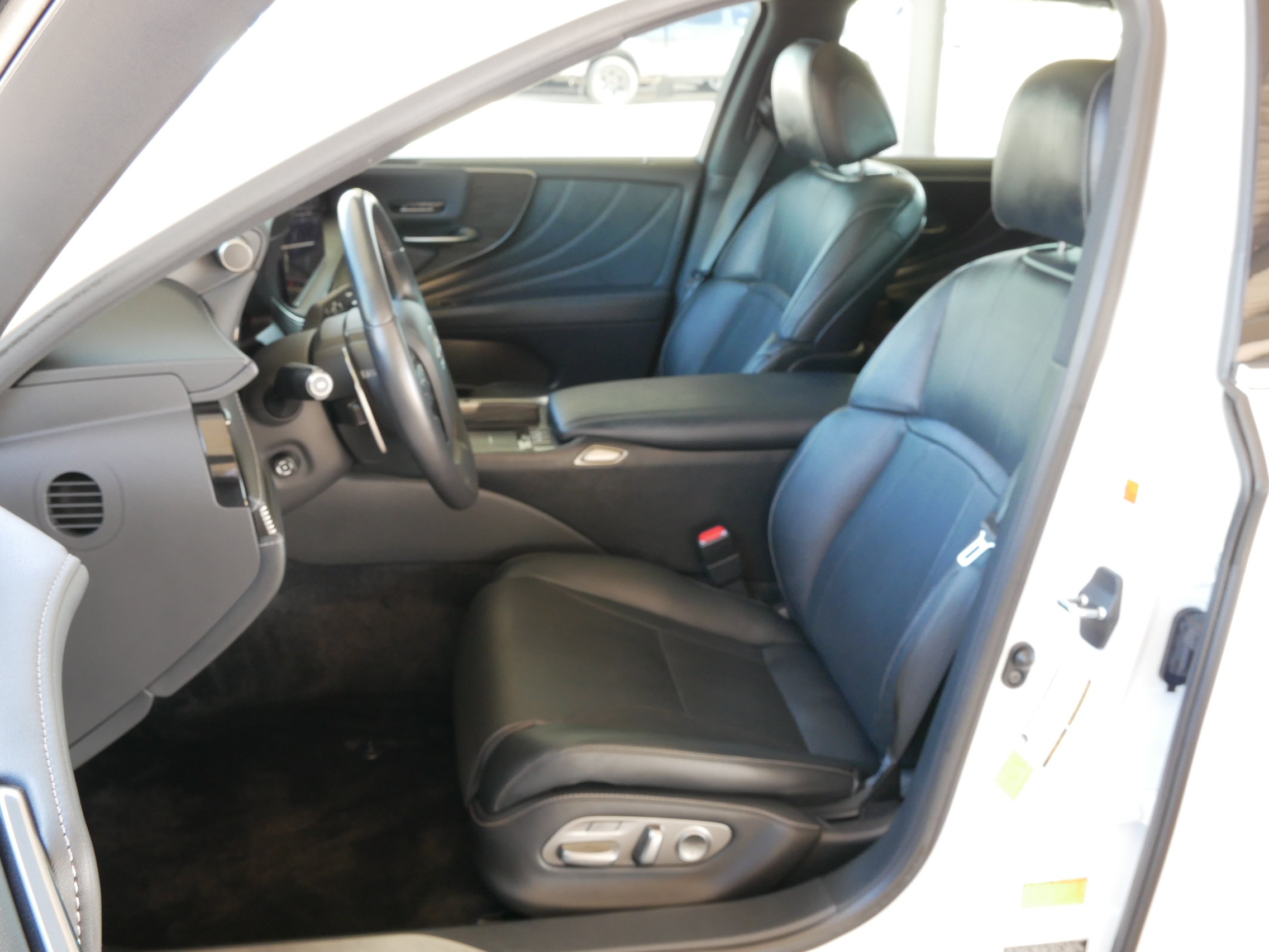 Used 2022 Lexus LS 500 w/ Accessory Package (Z1) RWD image 2
