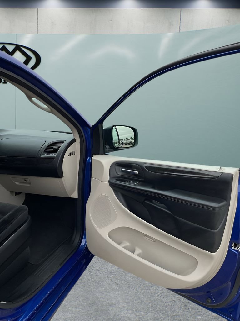 Used 2018 Dodge Grand Caravan SE w/ UConnect Hands-Free Group FWD image 14