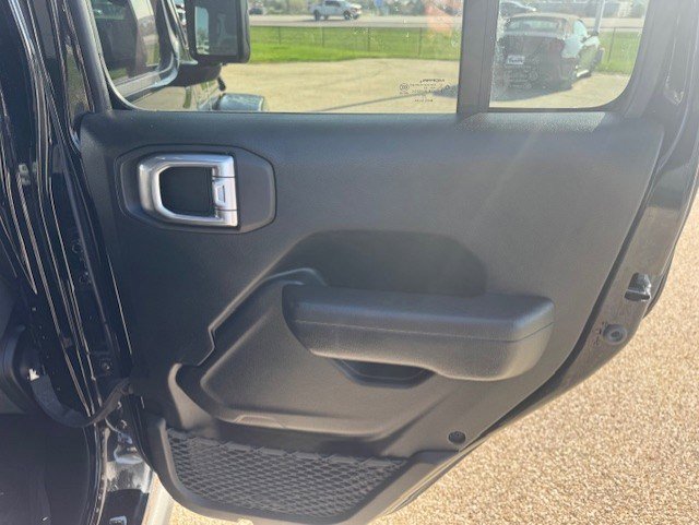 Used 2022 Jeep Gladiator Willys AWD/4WD image 31
