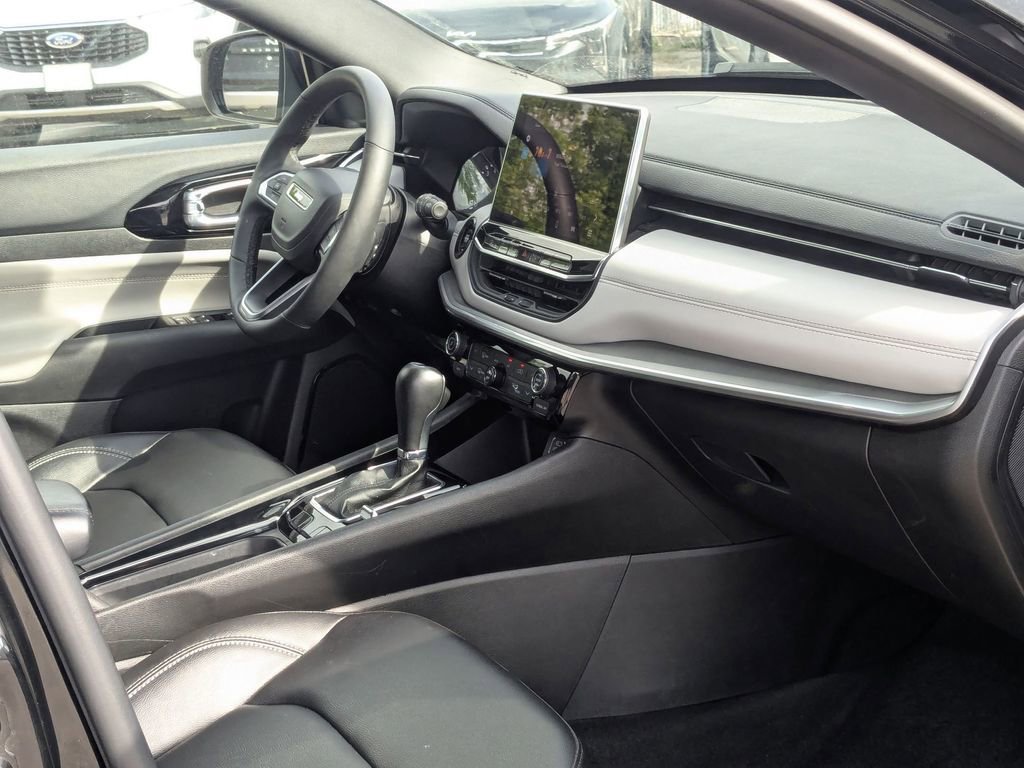 Used 2025 Jeep Compass Limited image 29