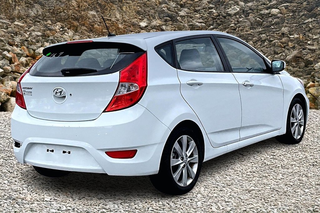 Used 2012 Hyundai Accent SE image 2