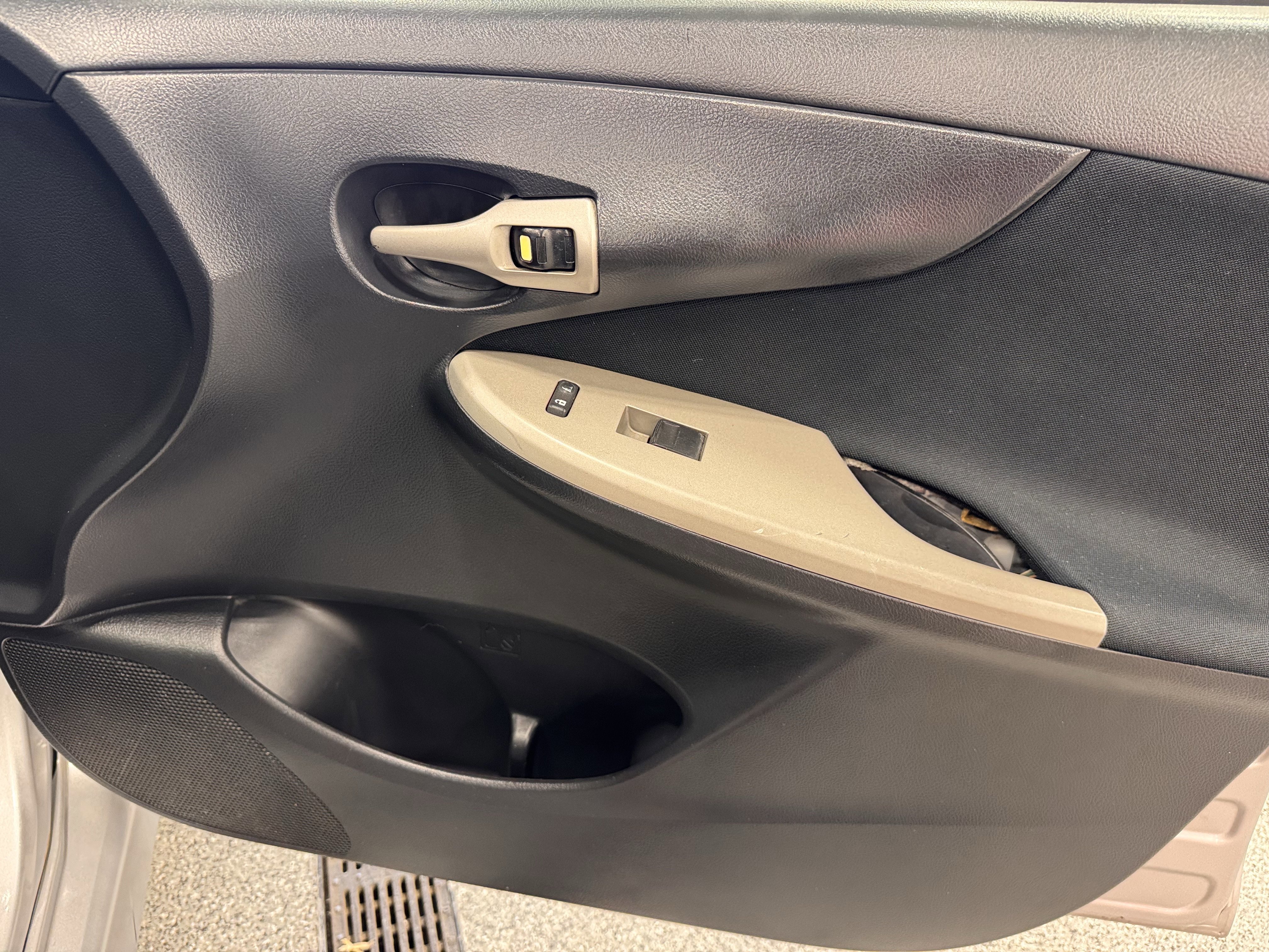 Used 2010 Toyota Corolla S image 26