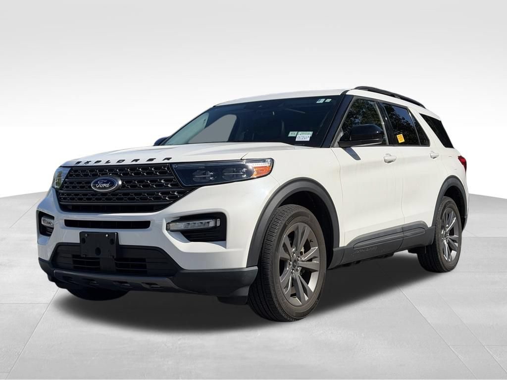Used 2023 Ford Explorer XLT w/ Equipment Group 202A AWD/4WD image 3