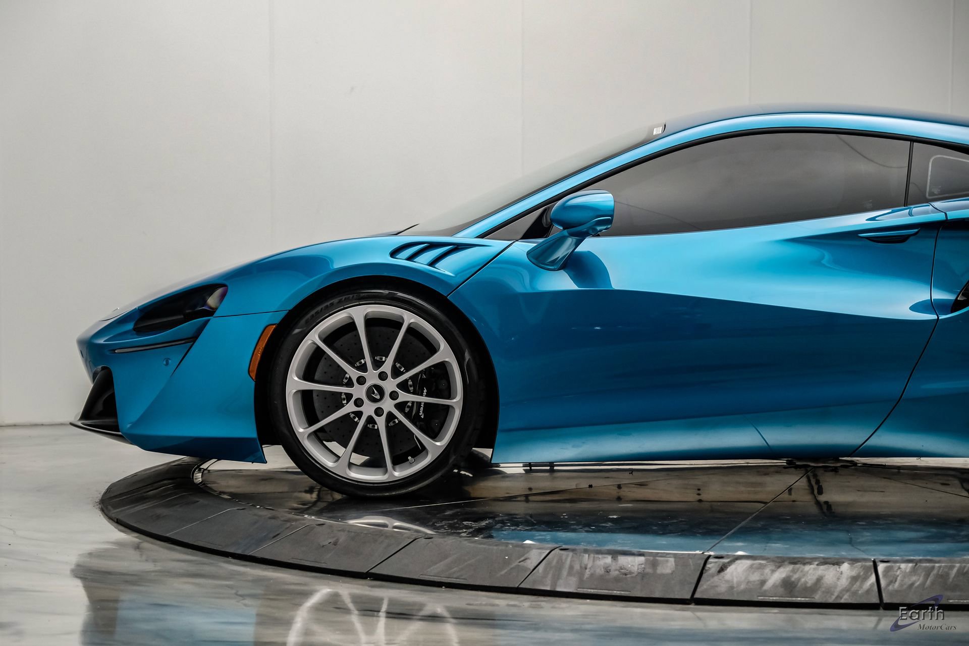 Used 2024 McLaren Artura RWD image 10