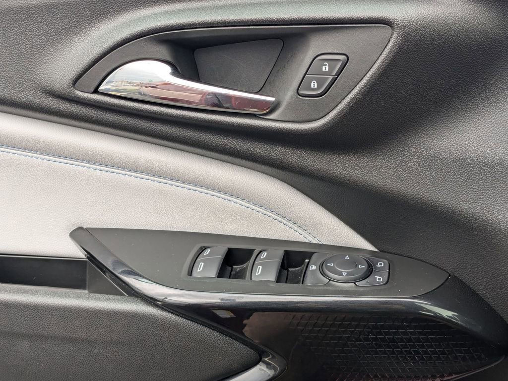 Used 2025 Chevrolet Trax LT w/ LT Convenience Package image 13