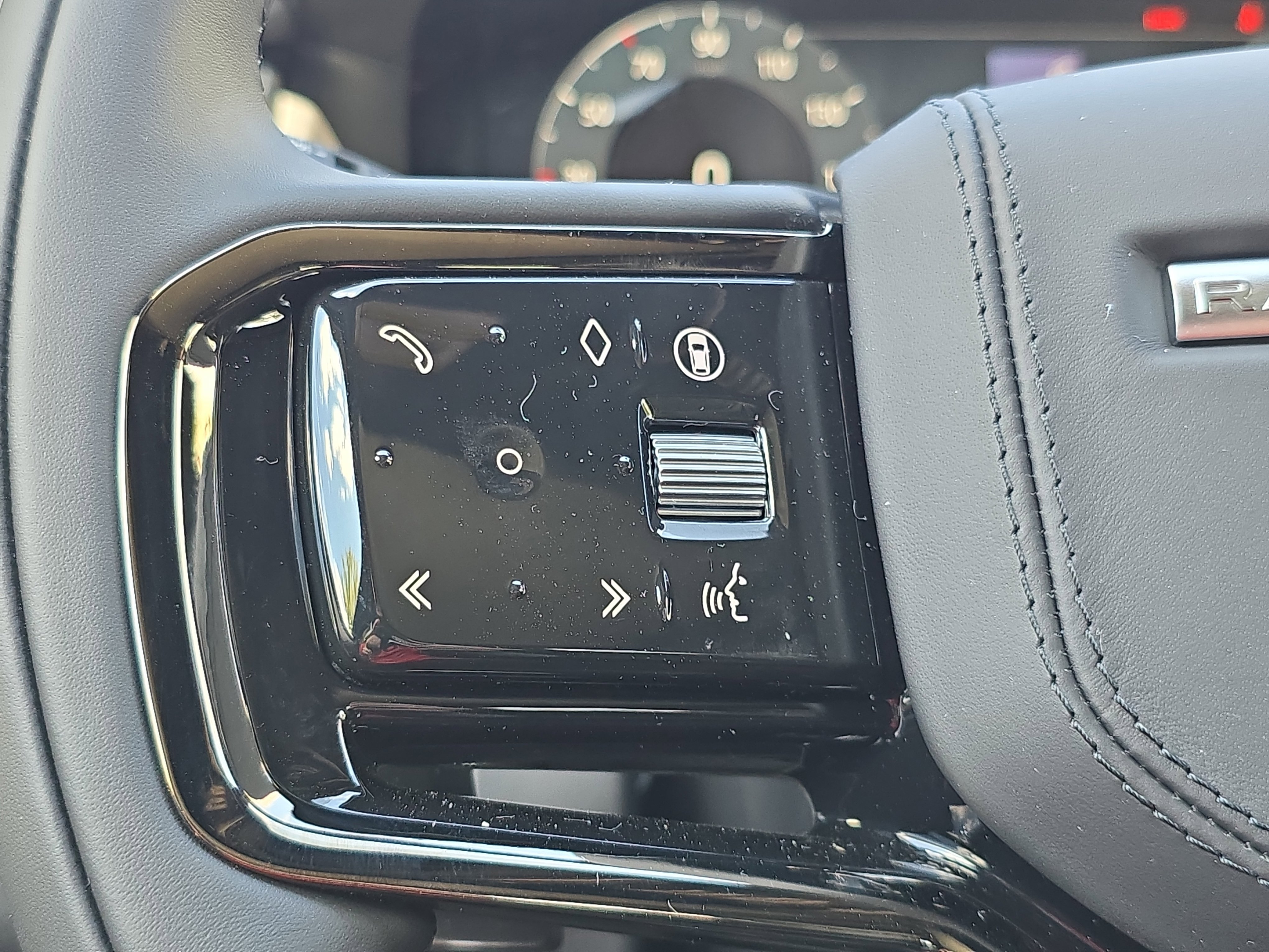 New 2026 Land Rover Range Rover Velar Dynamic SE image 17