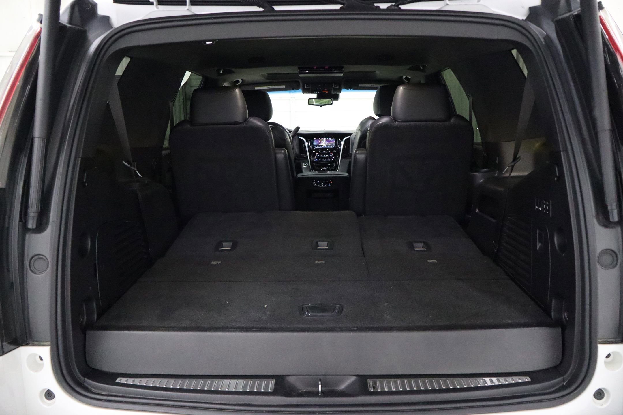 Used 2020 Cadillac Escalade Platinum image 30