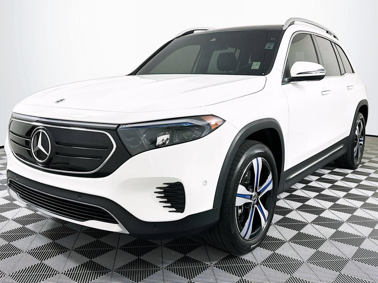 Used 2023 Mercedes-Benz EQB 350 4MATIC SUV w/ Exclusive Package image 5