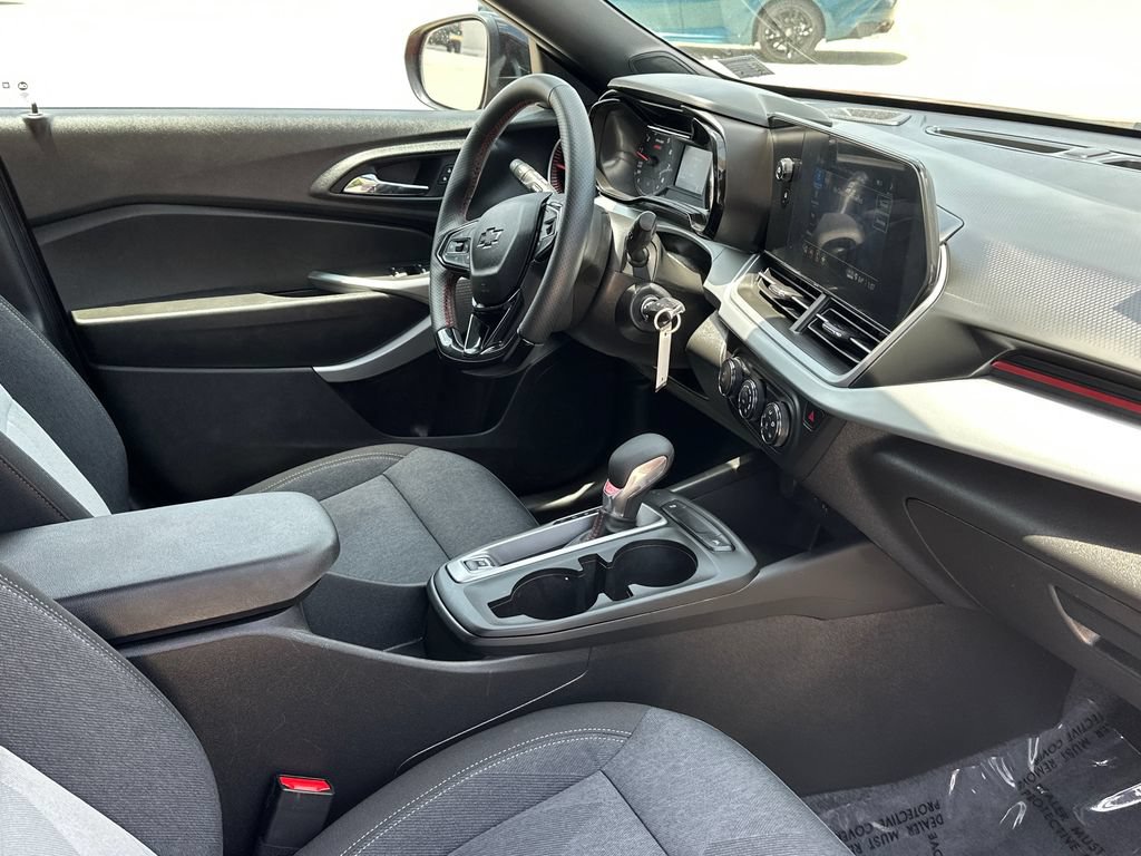 Used 2025 Chevrolet Trax RS w/ Sunroof Package FWD image 11