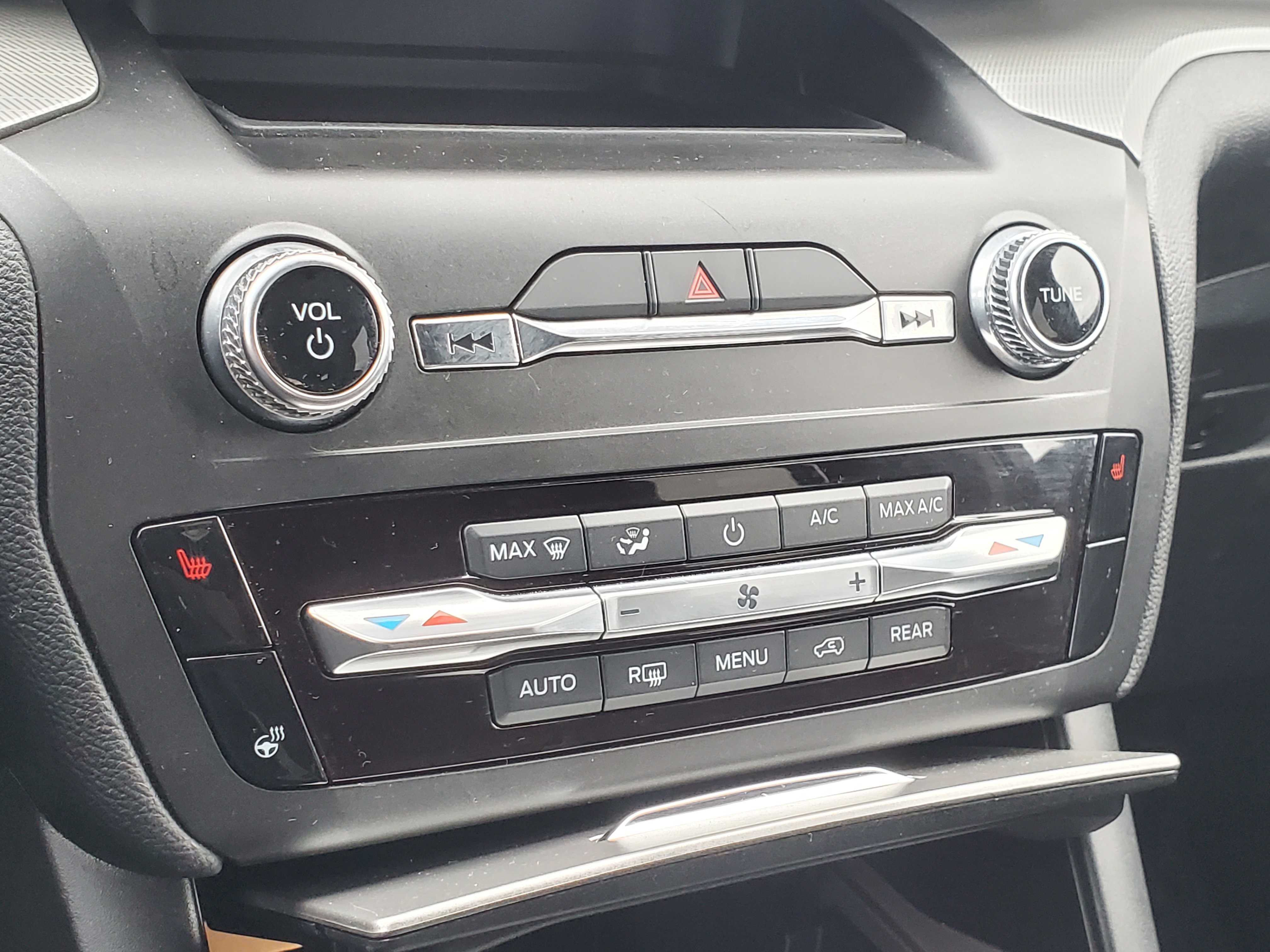 Used 2020 Ford Explorer XLT w/ Comfort Package image 25