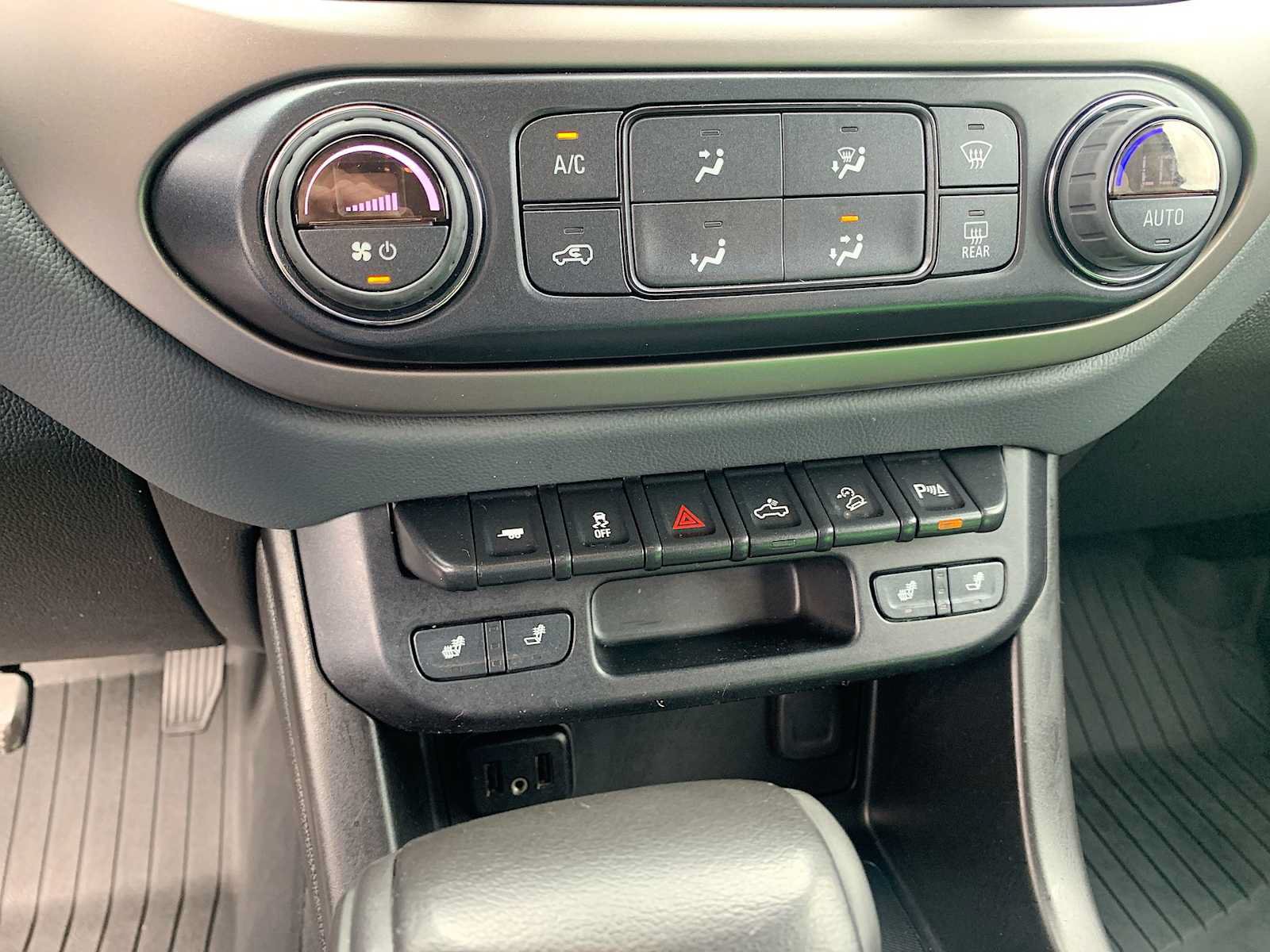 Used 2019 Chevrolet Colorado Z71 w/ Z71 Midnight Edition AWD/4WD image 16