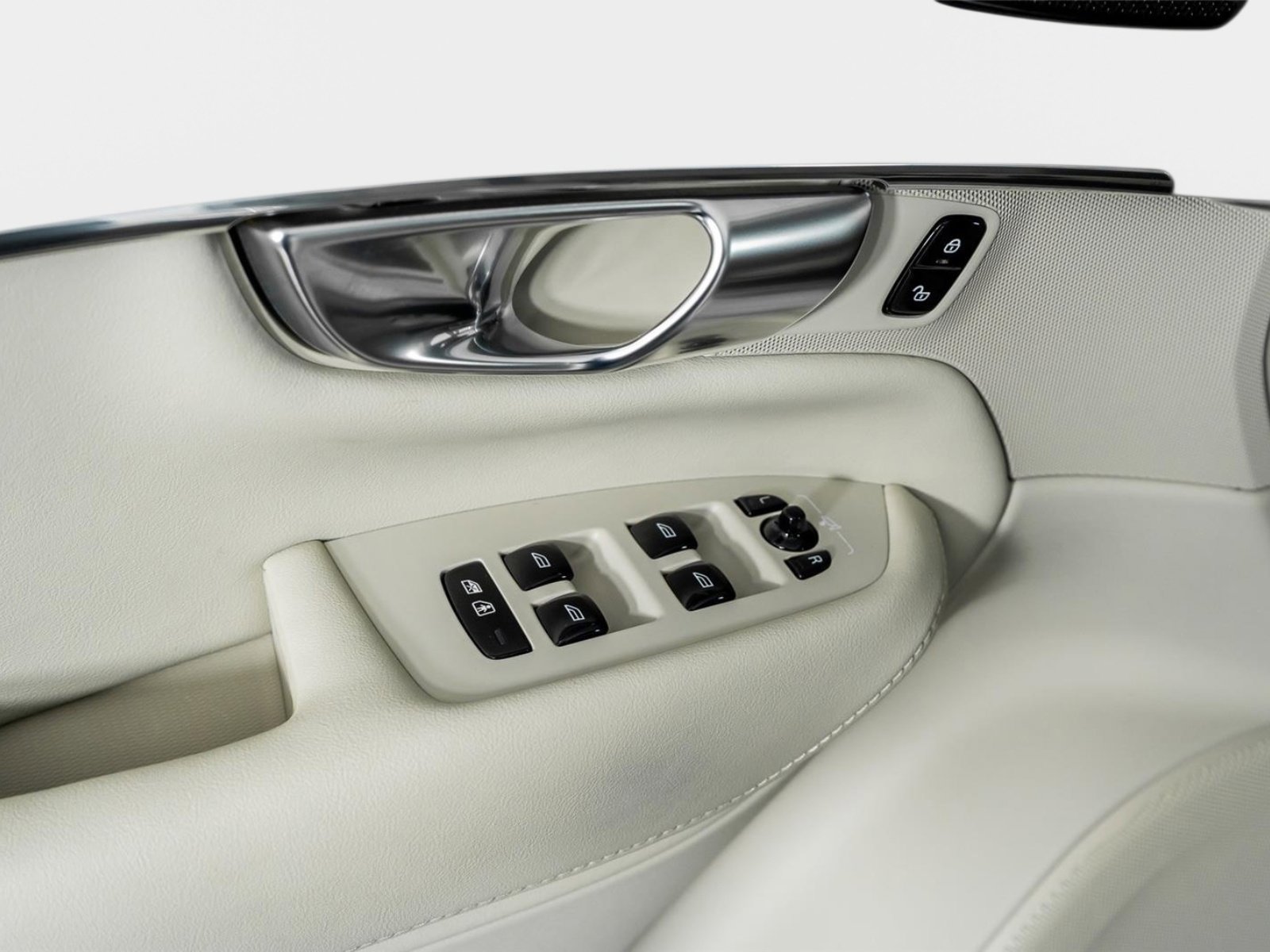 Used 2025 Volvo XC90 B6 Ultra w/ Protection Package Premier image 47