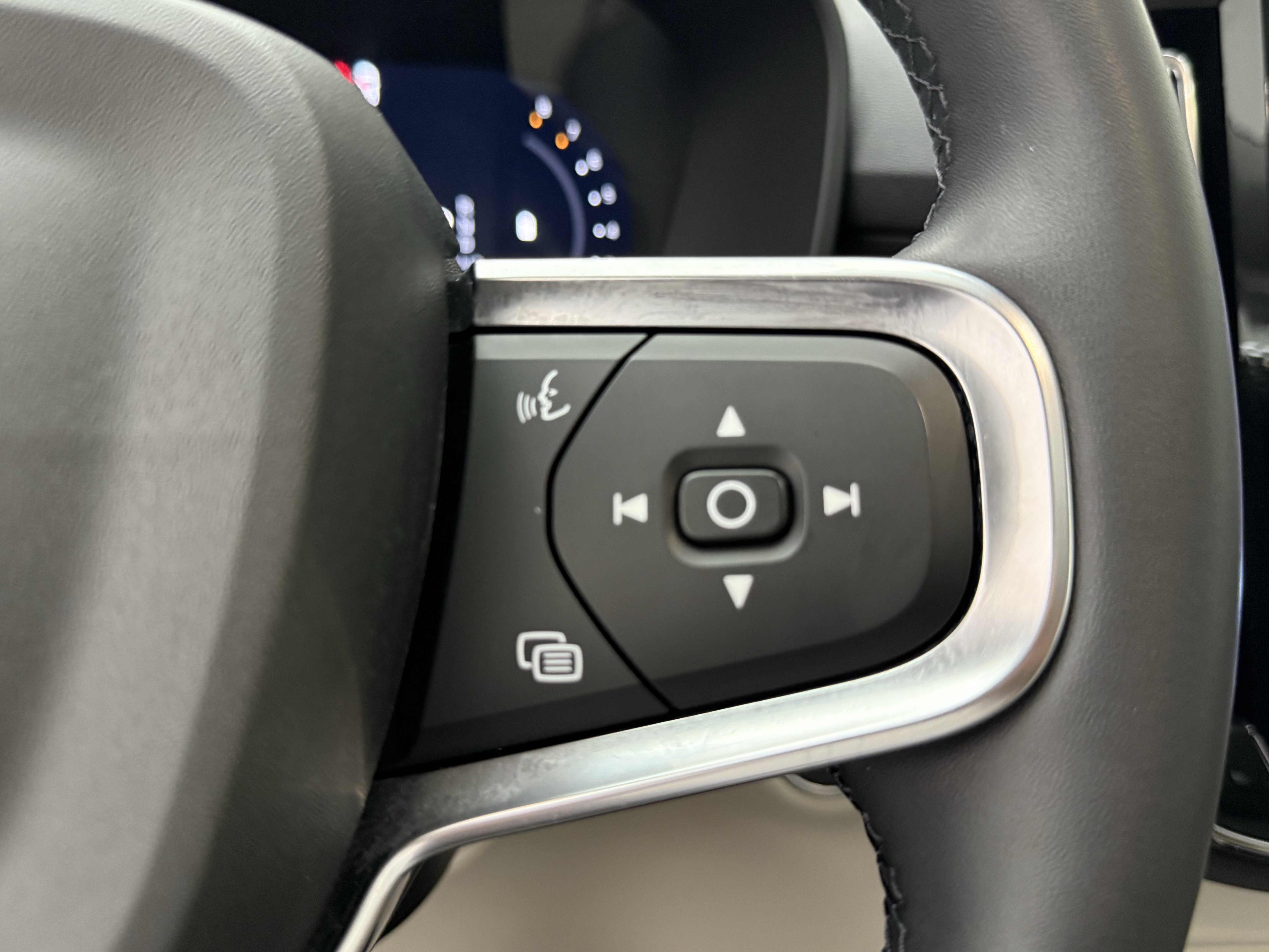 Certified 2025 Volvo XC40 B5 Ultra AWD/4WD image 19