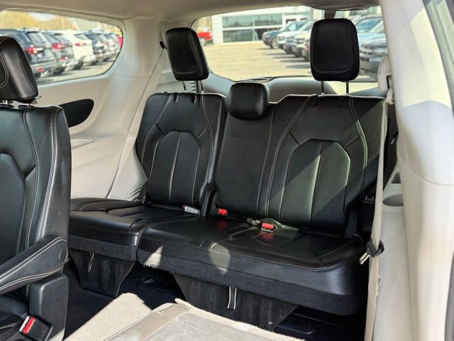 Used 2023 Chrysler Pacifica Touring-L FWD image 21