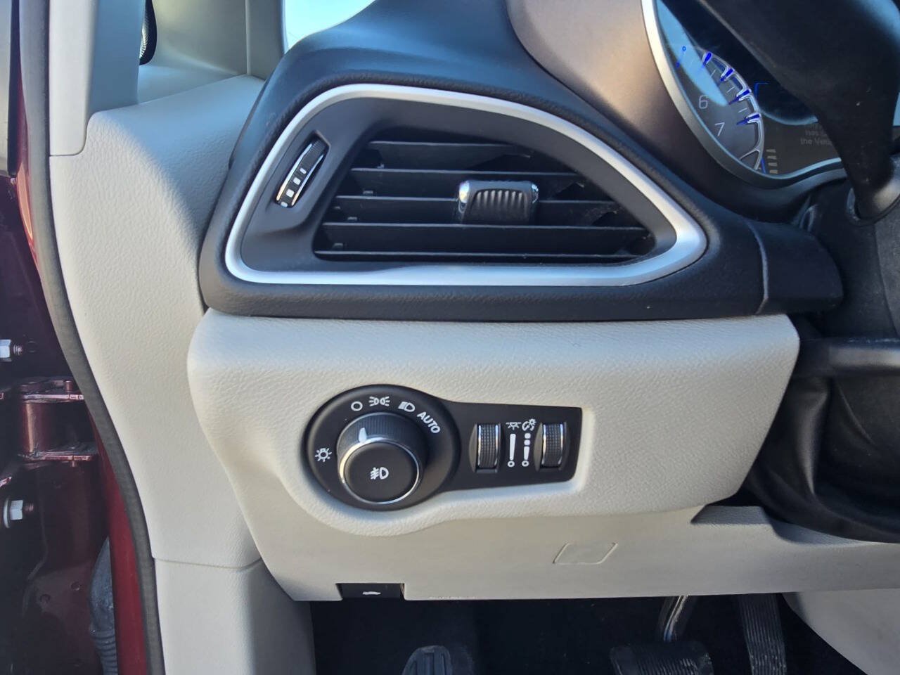 Used 2017 Chrysler Pacifica Touring-L w/ Tire & Wheel Group FWD image 12