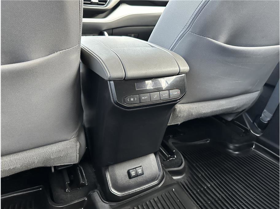 Used 2020 Toyota Highlander LE image 19