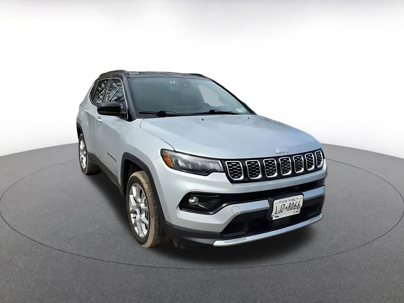 Used 2025 Jeep Compass Limited image 3