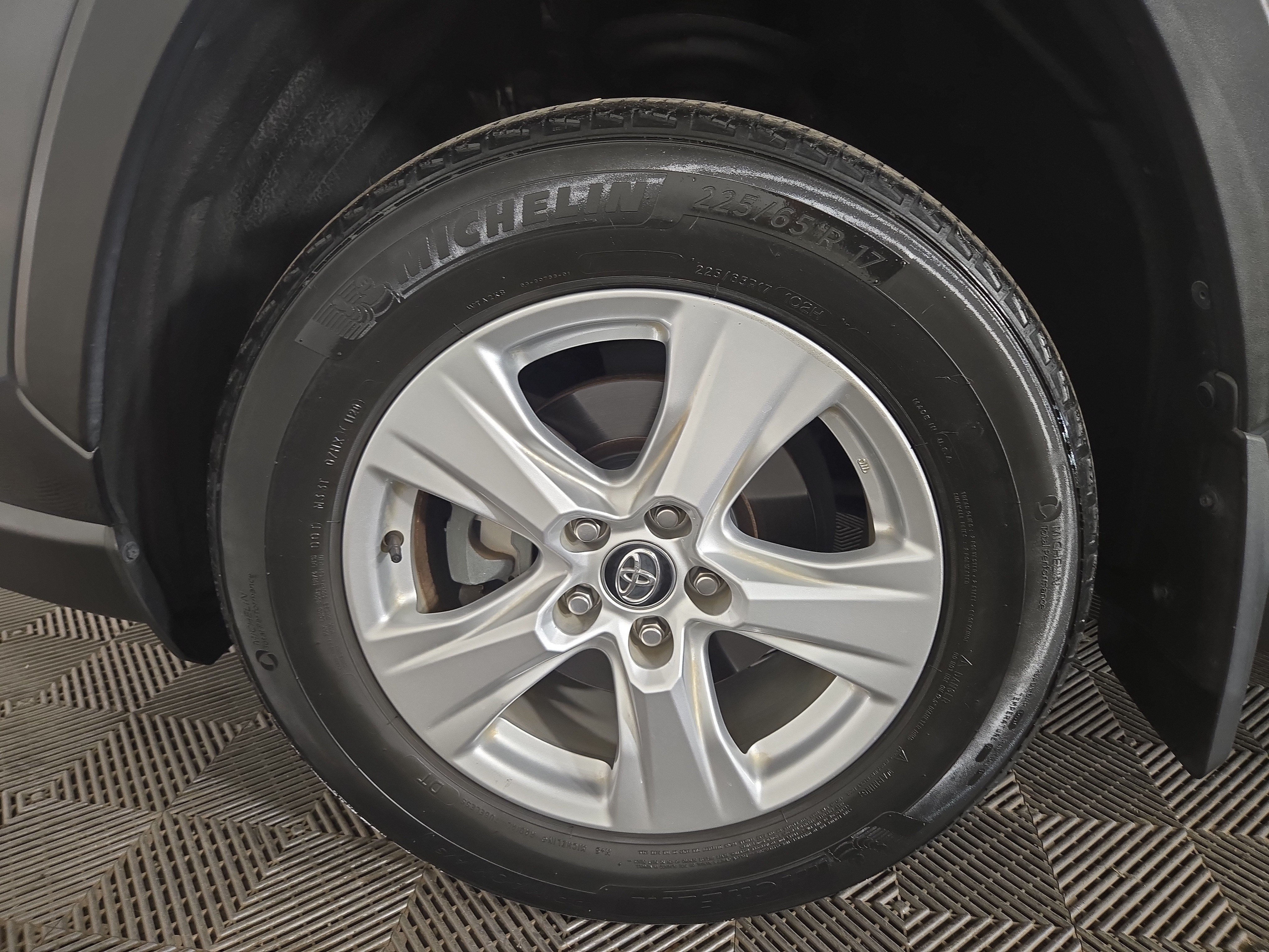 Used 2020 Toyota RAV4 XLE w/ Convenience Package FWD image 34
