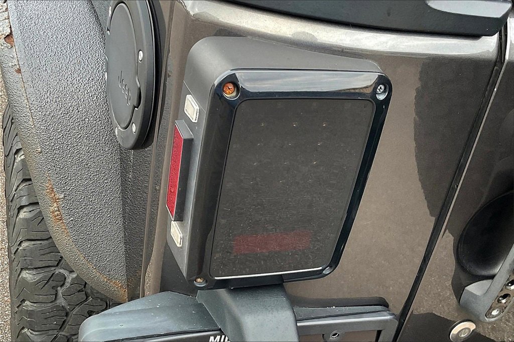 Used 2016 Jeep Wrangler Unlimited Rubicon image 28