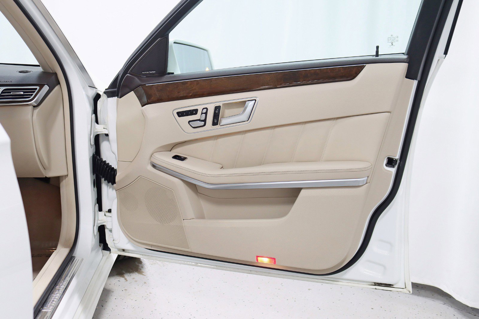 Used 2015 Mercedes-Benz E 350 E 350 4MATIC-Premium 1 Package w/ Premium 1 Package image 40