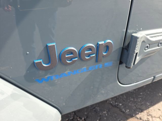 Used 2025 Jeep Wrangler Unlimited Sahara w/ Safety Group image 16