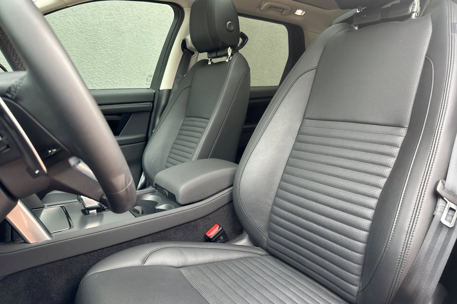 Used 2025 Land Rover Discovery Sport S image 6