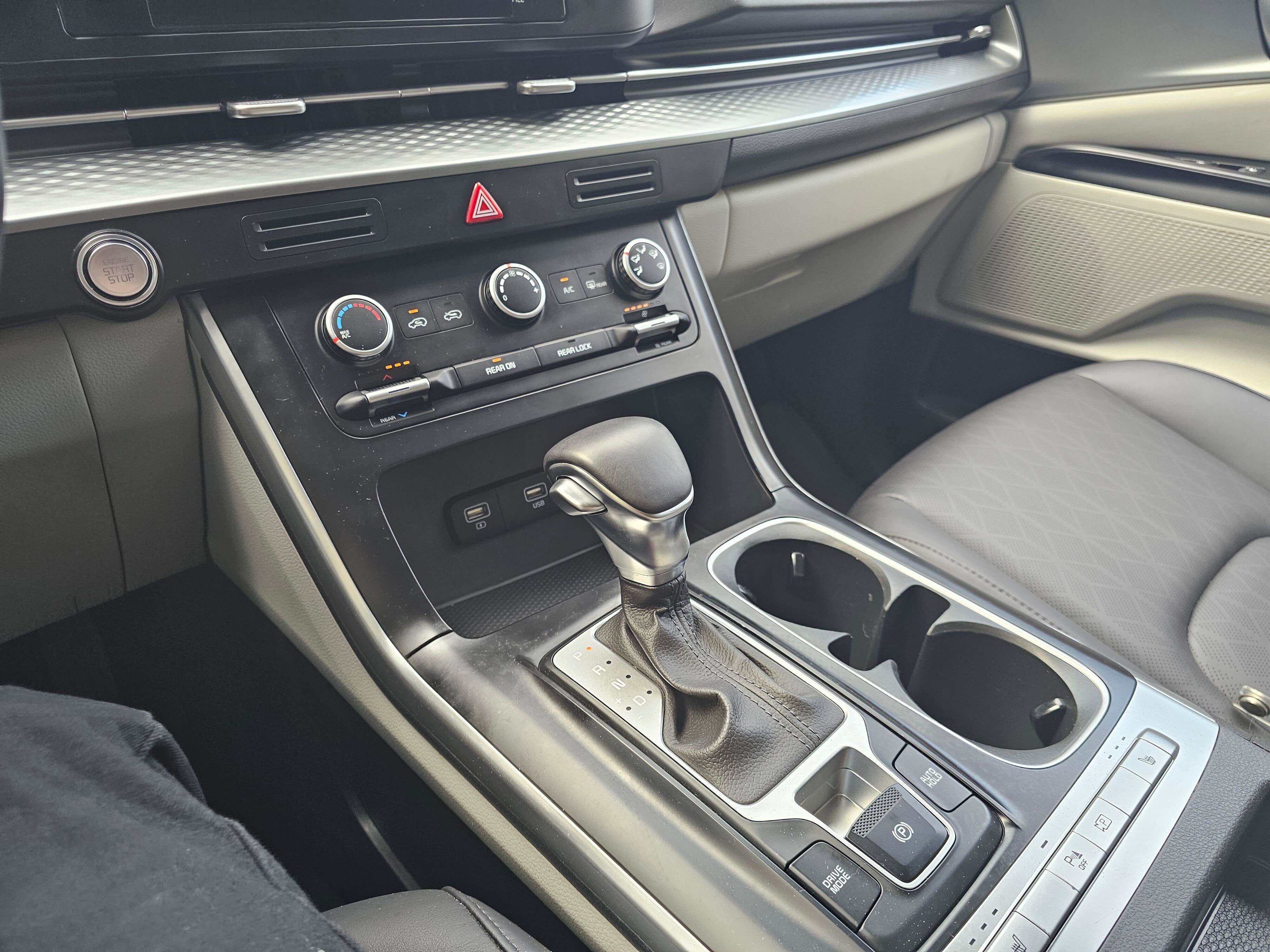 Used 2022 Kia Carnival LX FWD image 27