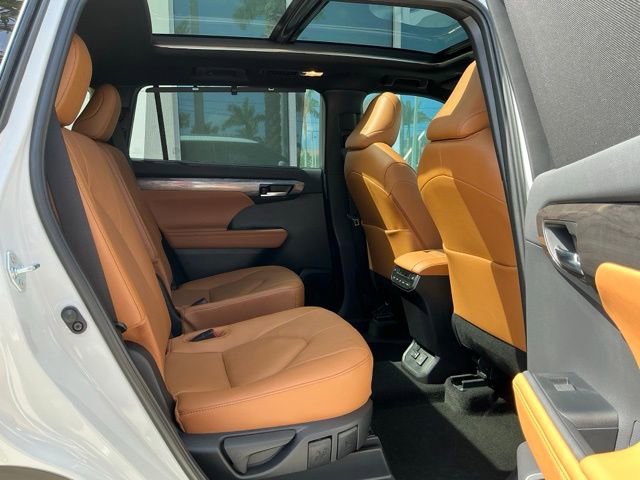 Used 2025 Toyota Highlander Platinum image 17