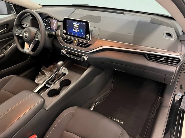 Used 2025 Nissan Altima 2.5 SV FWD image 14