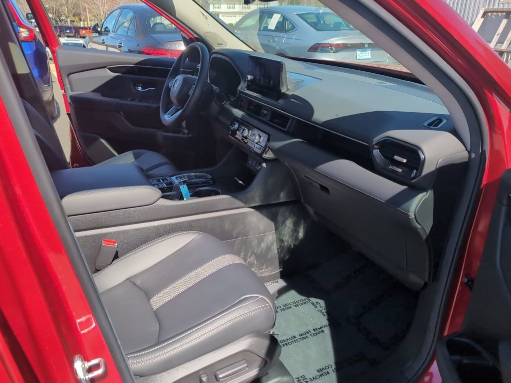 Certified 2025 Honda Pilot Touring image 16