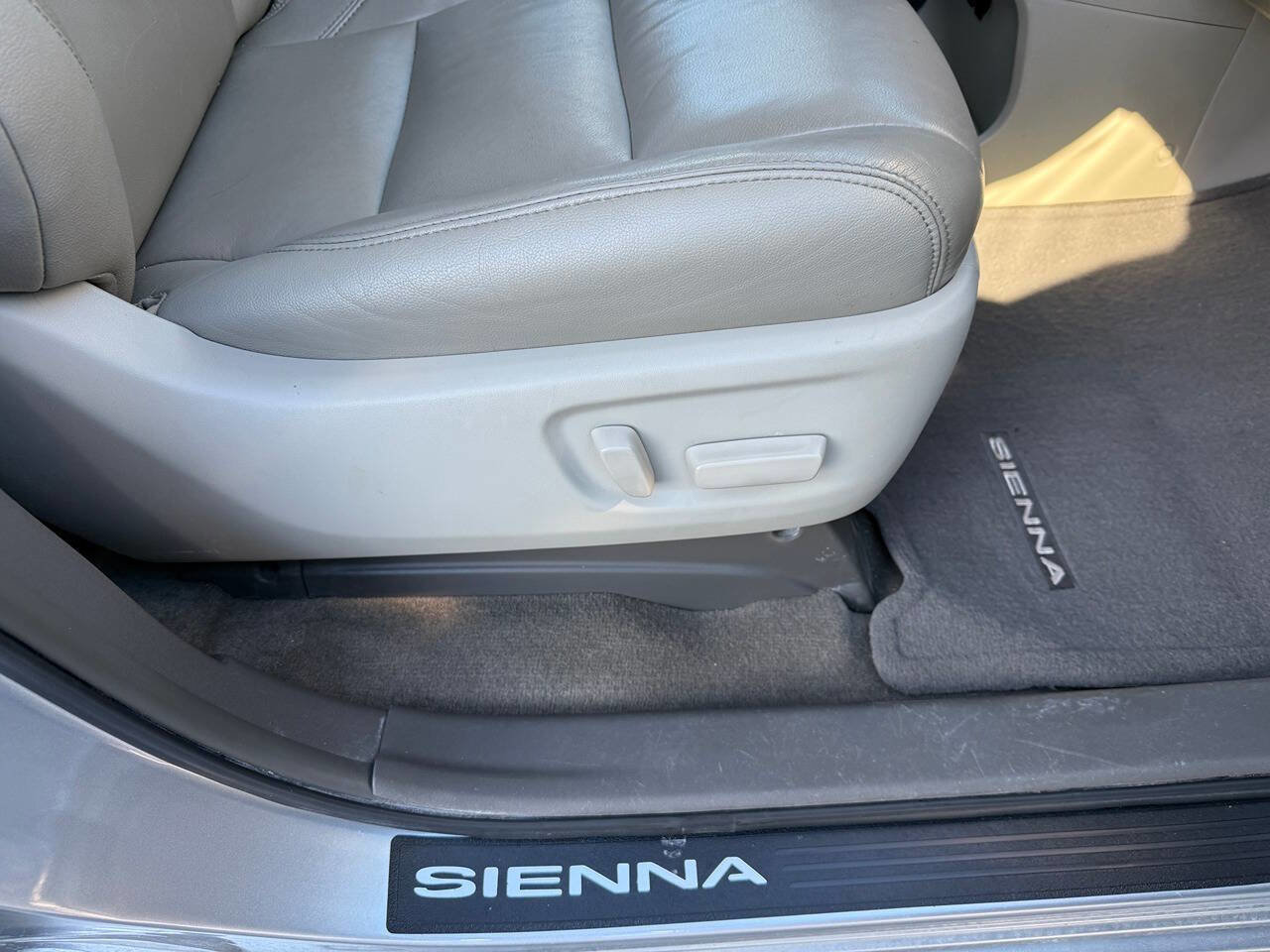 Used 2015 Toyota Sienna XLE Premium image 40