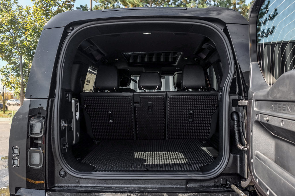 New 2026 Land Rover Defender 110 X-Dynamic SE AWD/4WD image 9