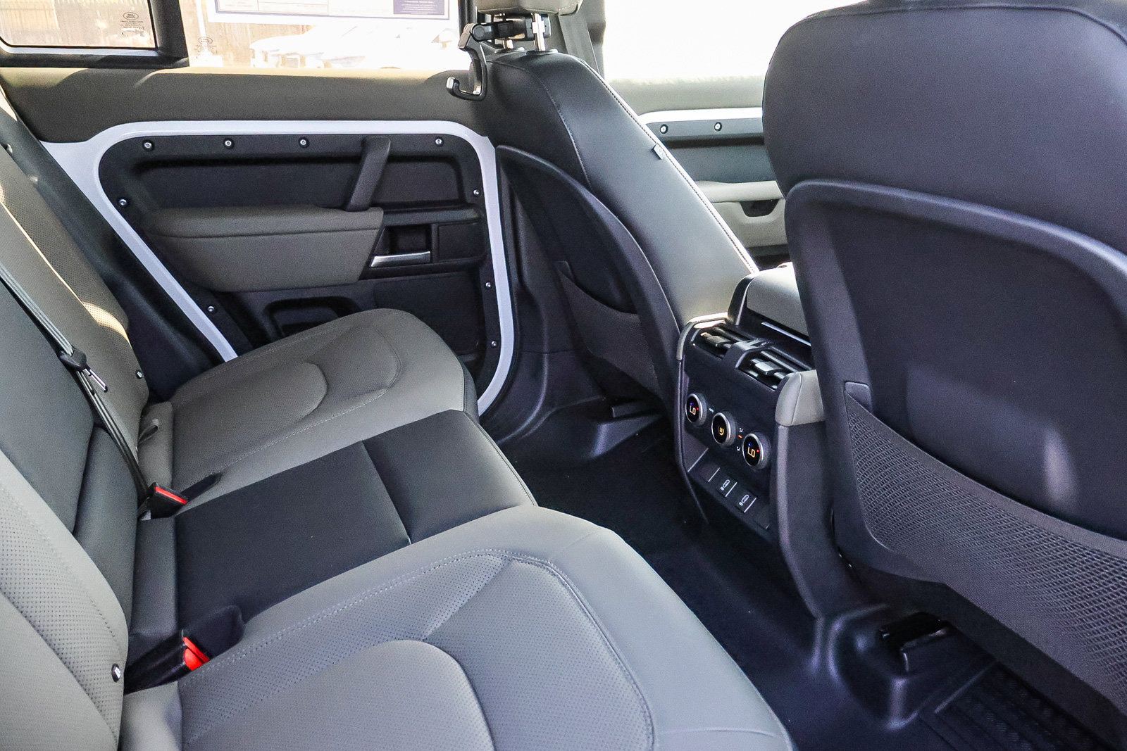 New 2026 Land Rover Defender 110 X-Dynamic SE AWD/4WD image 17
