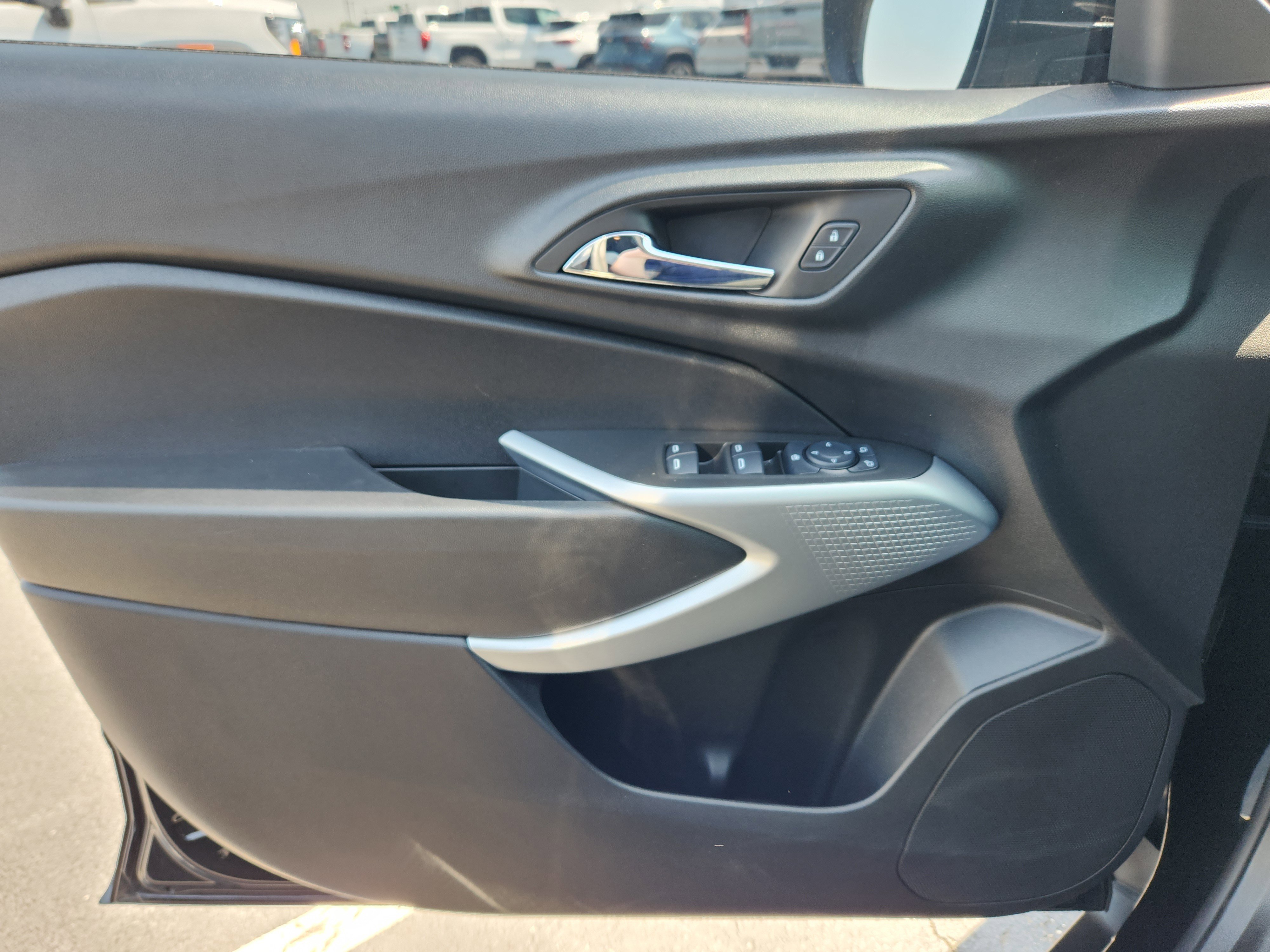 Used 2025 Chevrolet Trax LS w/ LS Convenience Package FWD image 23