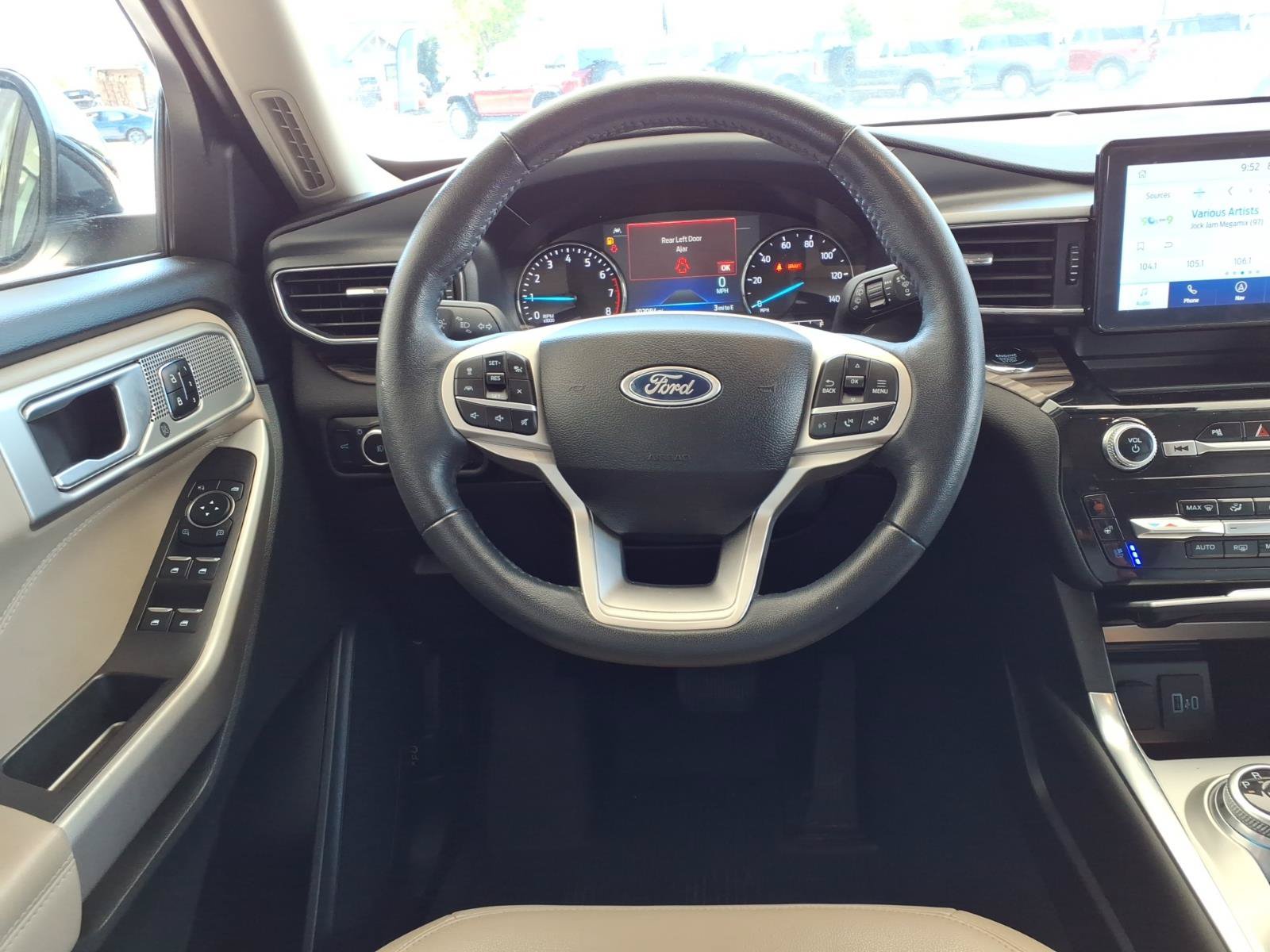 Used 2023 Ford Explorer Limited w/ Equipment Group 301A AWD/4WD image 18