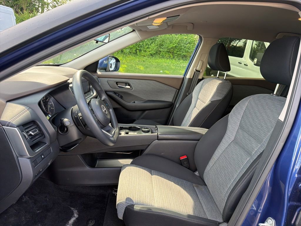 Used 2023 Nissan Rogue SV AWD/4WD image 6