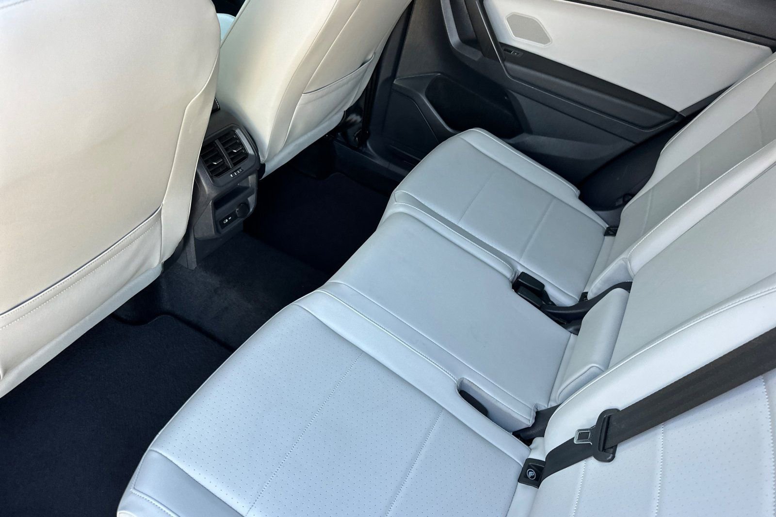 Used 2021 Volkswagen Tiguan SE AWD/4WD image 12