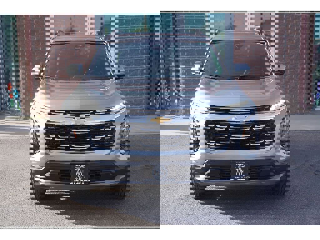 Used 2025 Chevrolet Equinox LT w/ Convenience Package II image 2