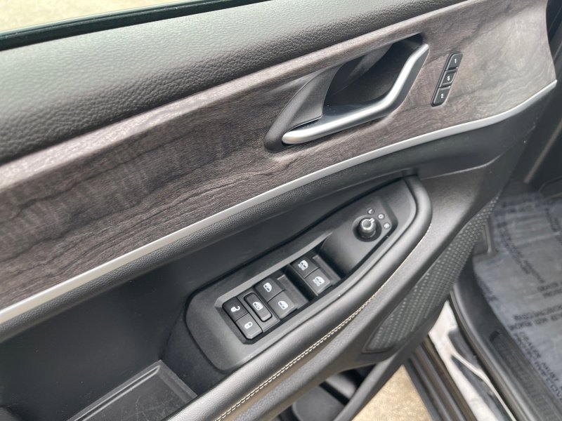 Used 2023 Jeep Grand Cherokee Limited image 20