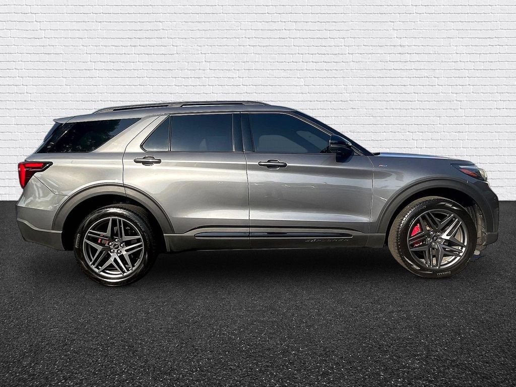 Used 2025 Ford Explorer ST-Line w/ ST-Line Street Pack AWD/4WD image 7