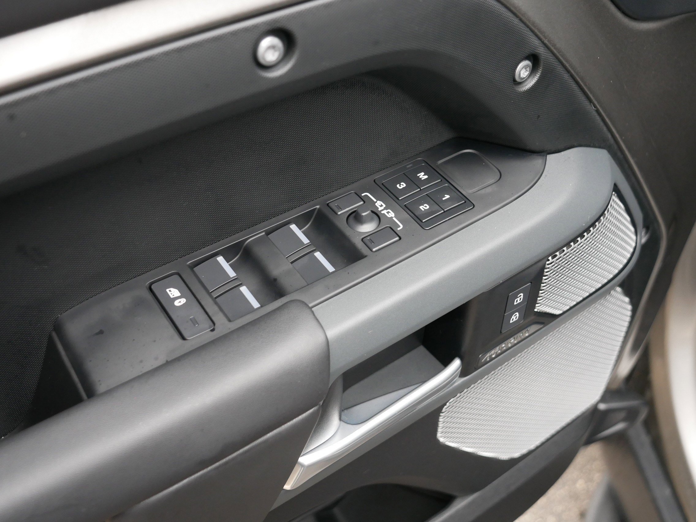 Used 2024 Land Rover Defender 130 X image 19