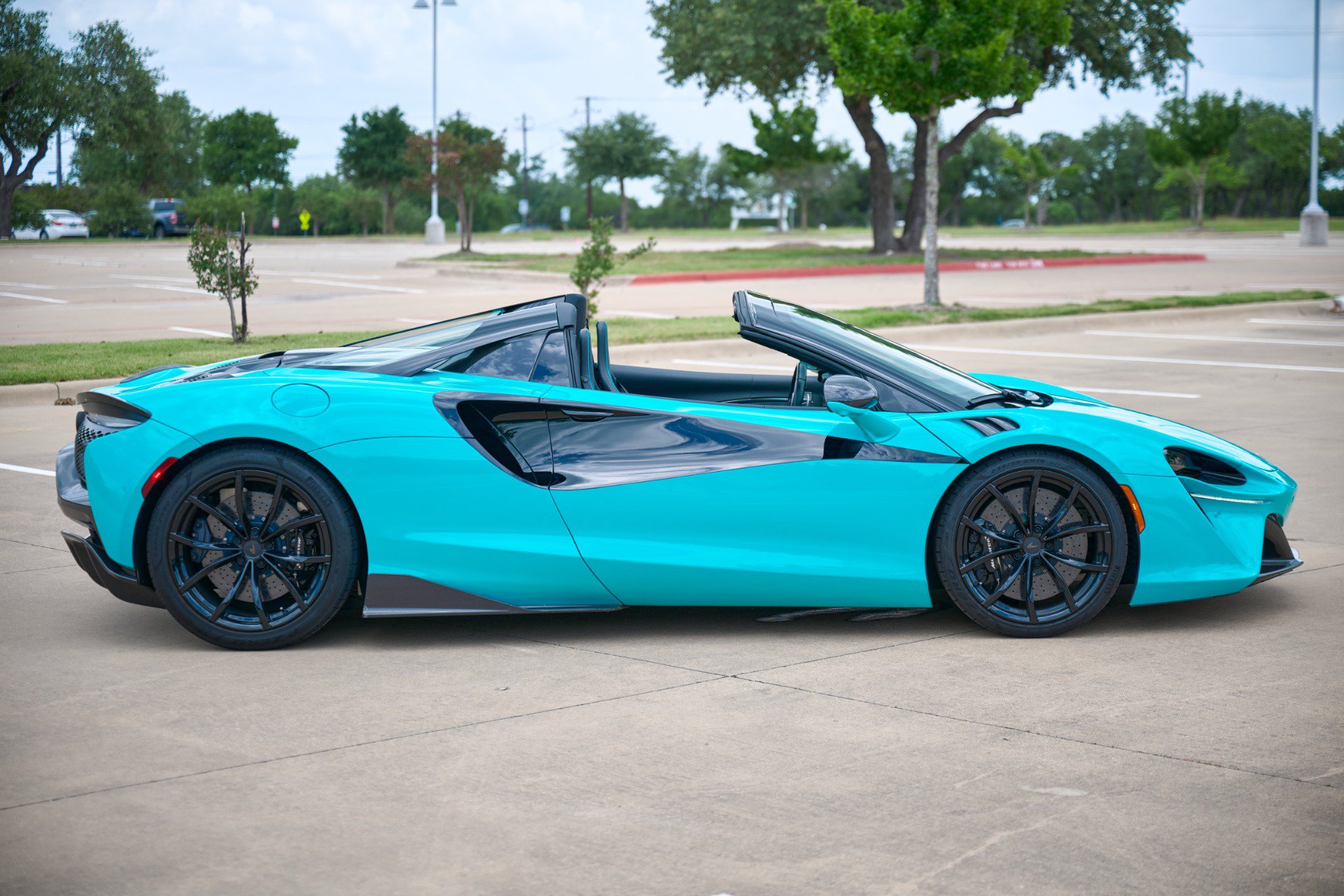 Used 2025 McLaren Artura Spider RWD image 74