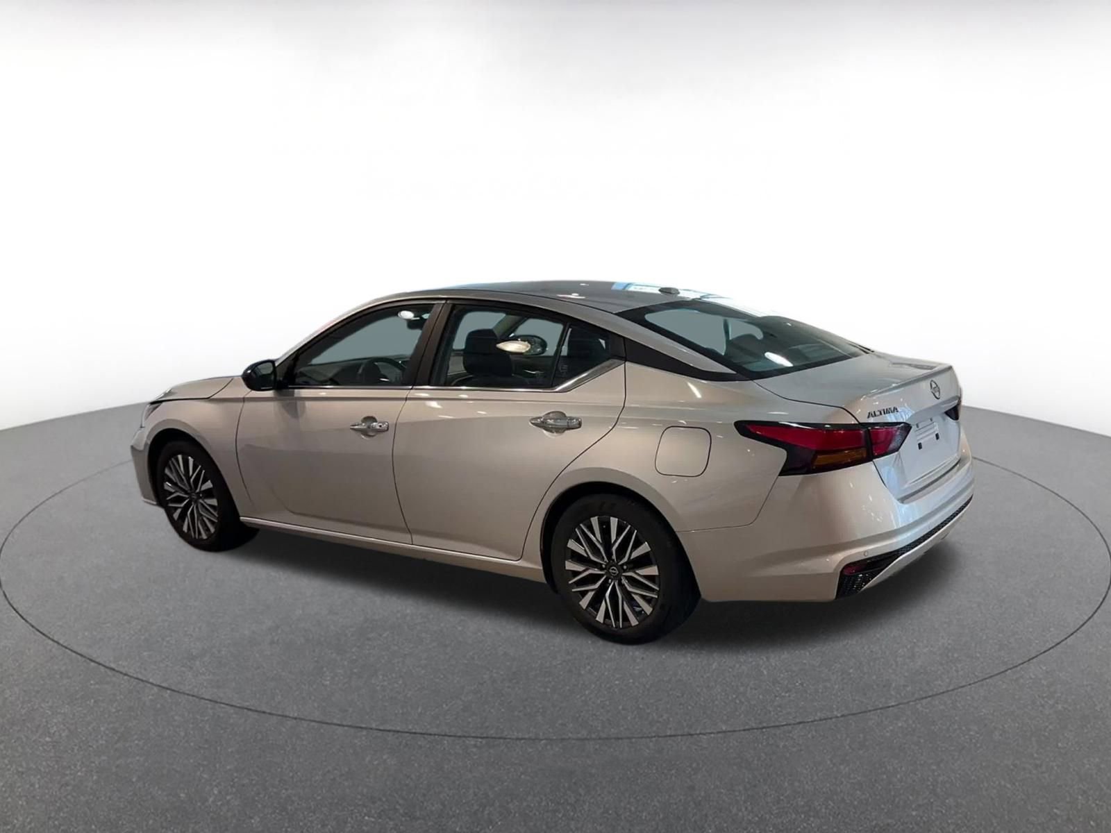 Used 2025 Nissan Altima 2.5 SV image 10