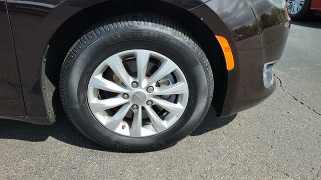 Certified 2018 Chrysler Pacifica Touring-L FWD image 2