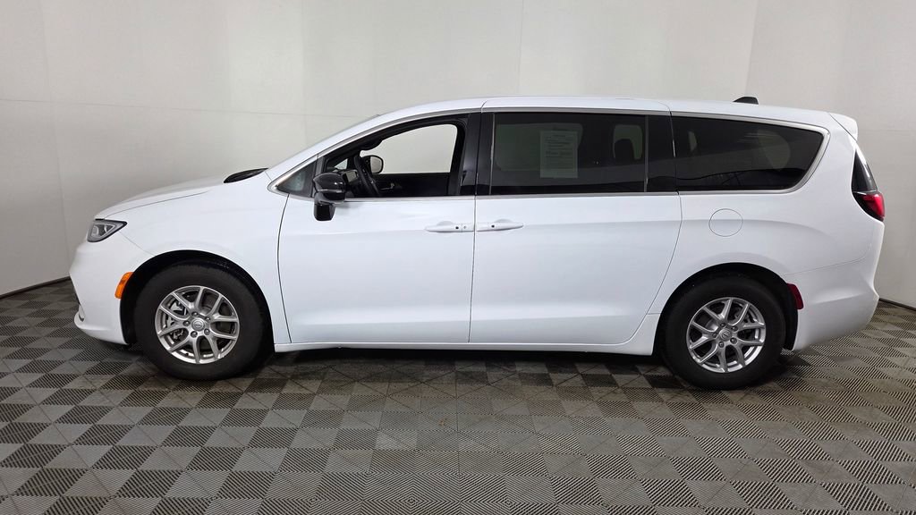 Used 2026 Chrysler Pacifica Select image 5